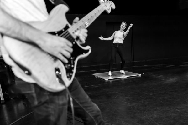 ©La chorégraphe et interprète d'Electro-Tap, Candice Martel, a répondu aux questions des critiques de danse et du public, en présence de Gladys Gambie, collaboratrice artistique et regard extérieur. Cette création, présentée sur deux dates au Carreau du Temple, place les claquettes au centre d'un set électro, et interroge leur rôle percussif et musical, ainsi que leur résonnance dans le monde contemporain. Candice Martel, danseuse de tap dance formée passée par le Grand Théâtre de Genève, époque Alfredo Arias, et les grandes comédies musicales avec le chorégraphe Redha Benteifour, a été accueillie en résidence de création au Zef de Marseille et dans plusieurs Centres chorégraphiques nationaux (Roubaix, Rennes). Son spectacle est coproduit par l'Atelier de Paris, CDCN, dans le cadre de June Events.
